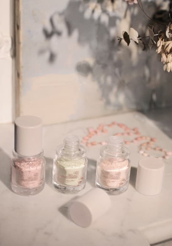Les trois poudres parfumées Les Belles Personnes : rose, verte et irisée
